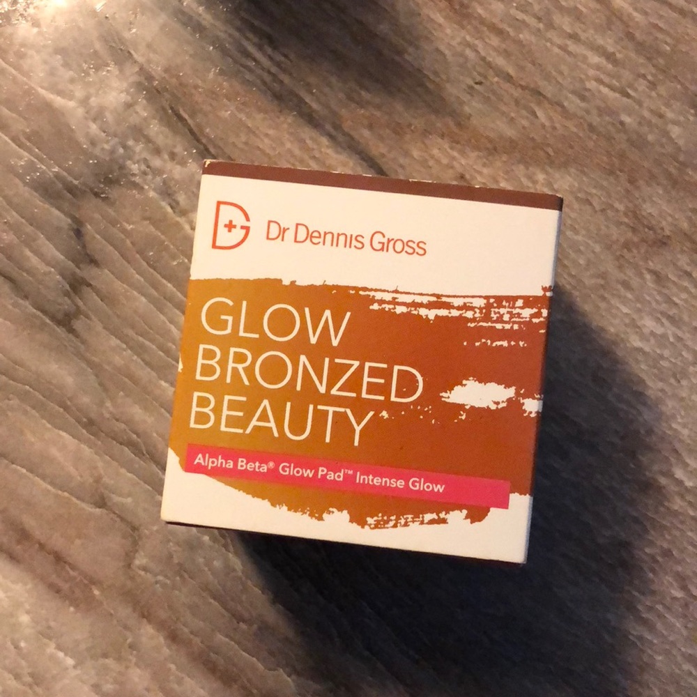 Dr. Dennis Gross Peel Pads/ tan towels